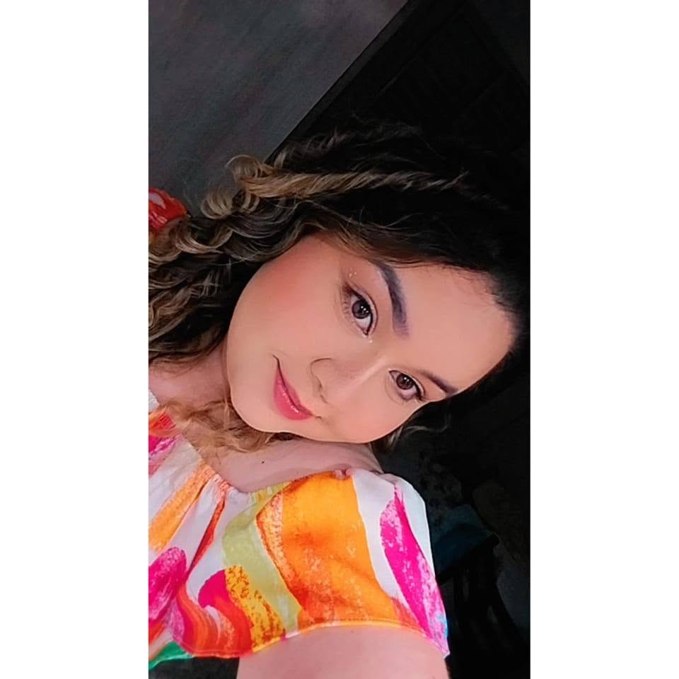 Retrato de Iara Moreira, nail designer, sorrindo