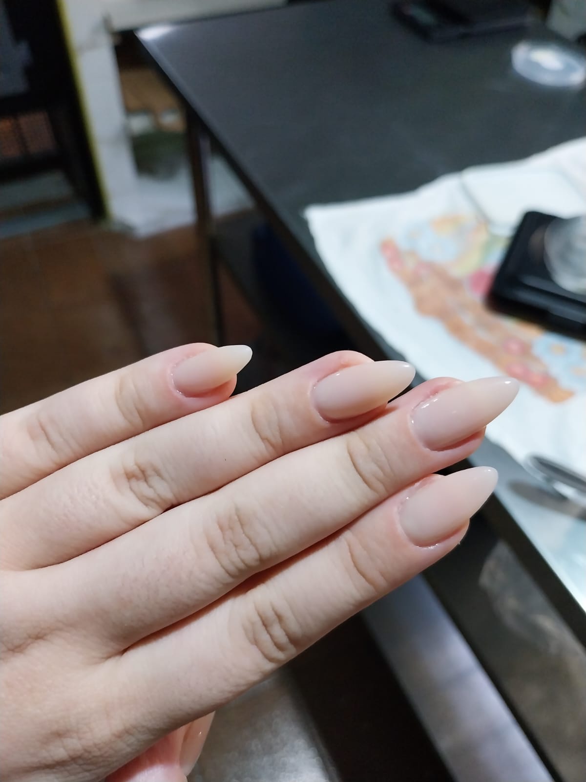 Unhas longas em formato amendoado com esmaltação leitosa nude, feitas por Iara Moreira