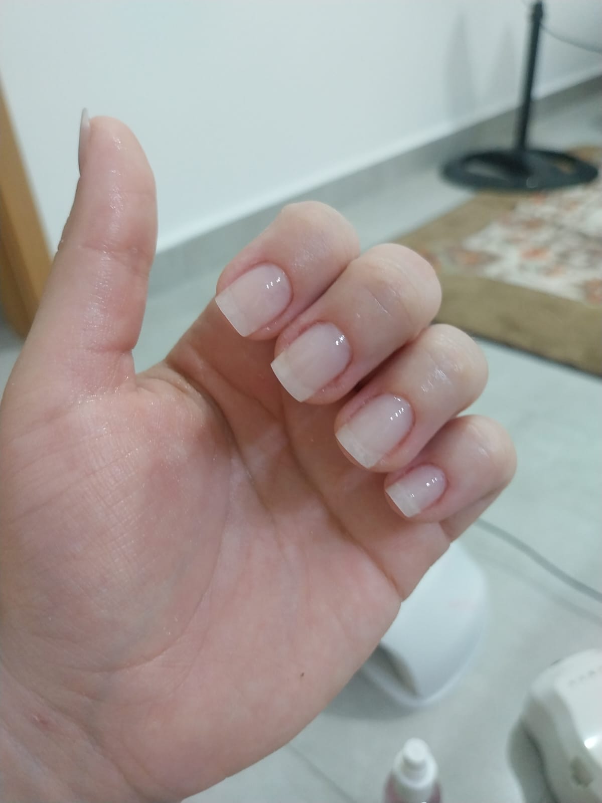 Unhas curtas com acabamento clean, natural e brilhante